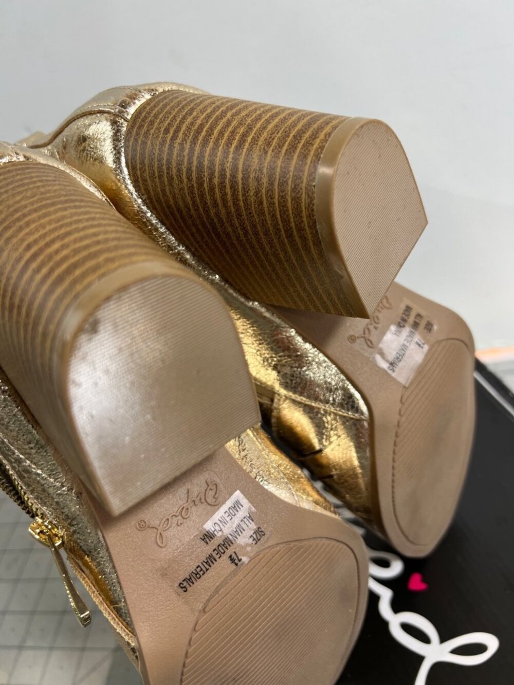 Qupid Prenton-09 Gold Distressed Women's Ankle Boots Sz. 7.5 Low Heel - Picture 6 of 8